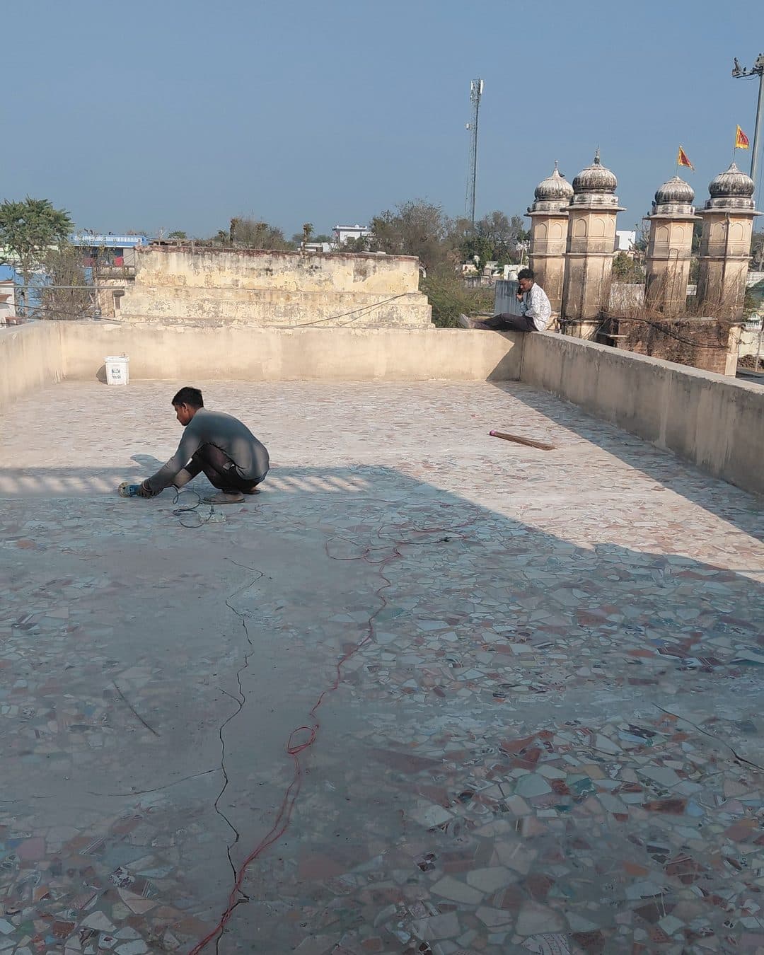 वॉटरप्रूफिंग से पहले दरारों वाली छत